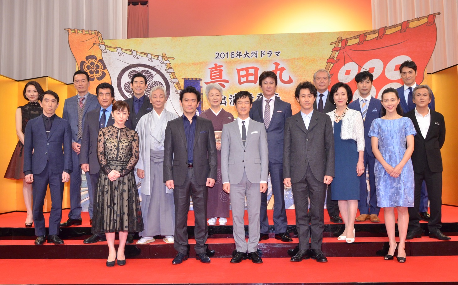 NHK大河ドラマ「真田丸」に出演する藤井隆（後列右から2人目）ら。写真は7月に行われた会見時のもの。(c)NHK
