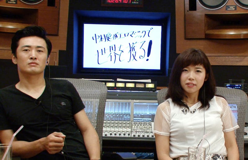 左から、劇団ひとり、中村愛。(c)BSスカパー!