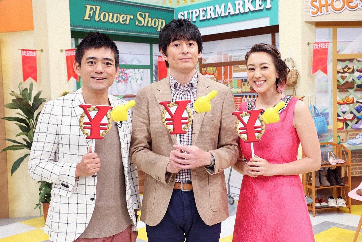 左から、MCの博多華丸・大吉、SHELLY。 (c)テレビ東京