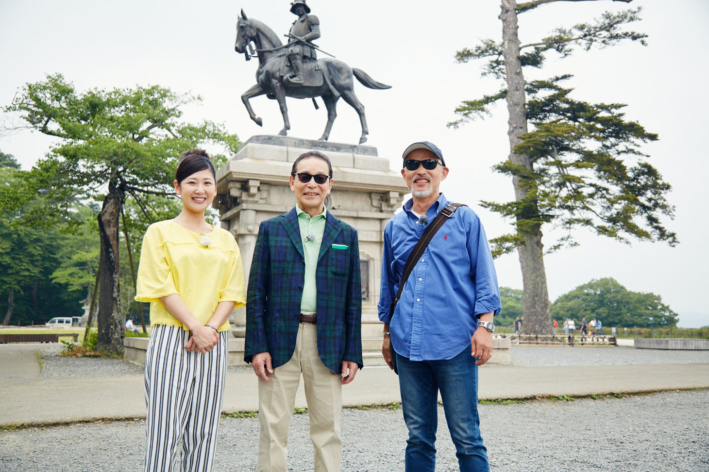 仙台を訪れたタモリ（中央）。(c)NHK