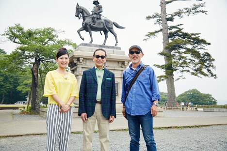 仙台を訪れたタモリ(中央)。(c)NHK