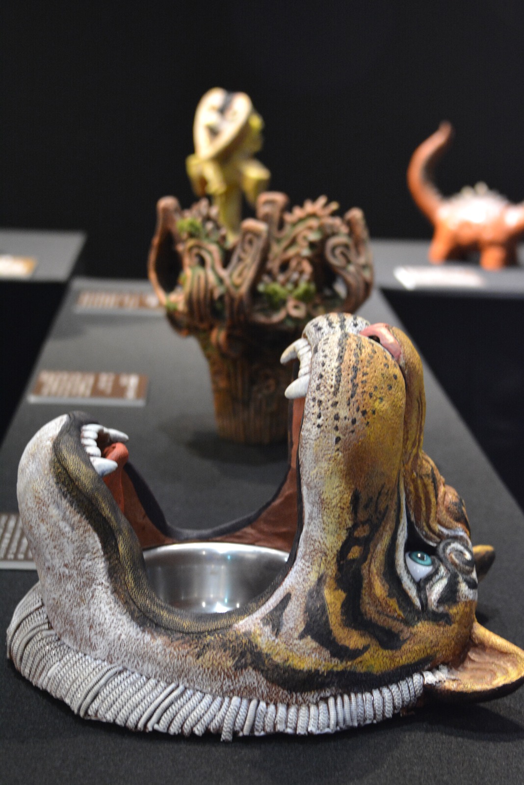 「不条理アート粘土作品展『ギリ展』」の展示作品。