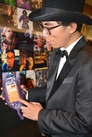 「『粘土道』不条理アートコンテスト」優秀賞作品を紹介する片桐。