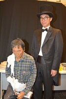 「『粘土道』不条理アートコンテスト」優秀賞作品を紹介する片桐。