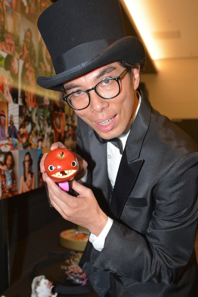 「『粘土道』不条理アートコンテスト」優秀賞作品を紹介する片桐。