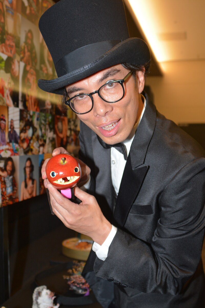 「『粘土道』不条理アートコンテスト」優秀賞作品を紹介する片桐。