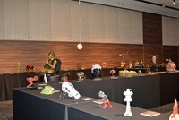 「不条理アート粘土作品展『ギリ展』」の様子。