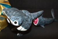 「『粘土道』不条理アートコンテスト」の最優秀賞作品「コロコロヘッドシャーク」。