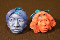 「不条理アート粘土作品展『ギリ展』」の展示作品。