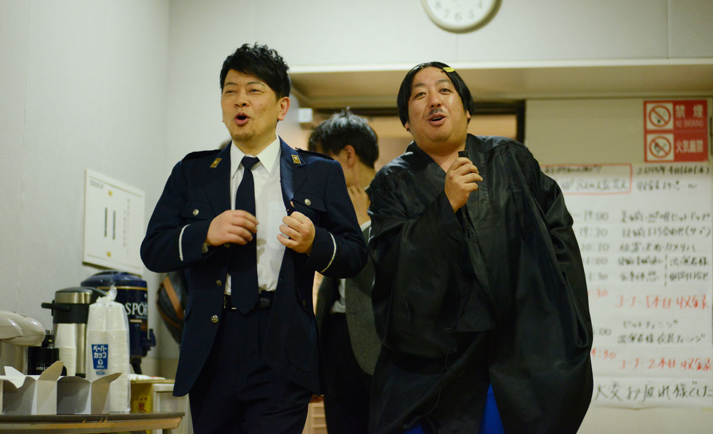 「容疑者は8人の人気芸人」のワンシーン。(c)2015 フジテレビ