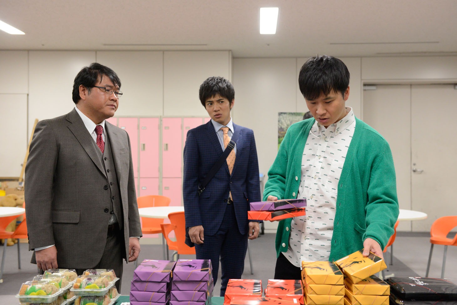 「容疑者は8人の人気芸人」のワンシーン。(c)2015 フジテレビ