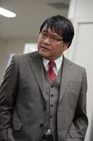 黒田刑事を演じたカンニング竹山。(c)2015 フジテレビ