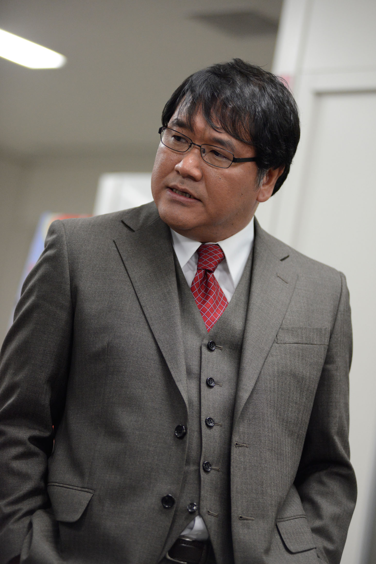 黒田刑事を演じたカンニング竹山。(c)2015 フジテレビ