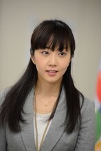 バナナマンのマネージャー役を演じた木南晴夏。(c)2015 フジテレビ