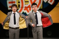 新衣装であるグレーのスーツを披露した銀シャリ。