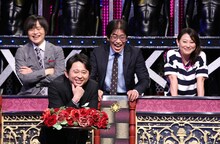 「有吉反省会」反省見届け人のバカリズム、岸博幸、友近（奥左から）と、MCの有吉弘行（手前）。(c)日本テレビ