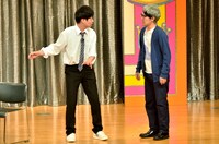 決勝でネタを披露する、うしろシティ。