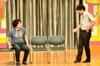 決勝でネタを披露するトップリード。