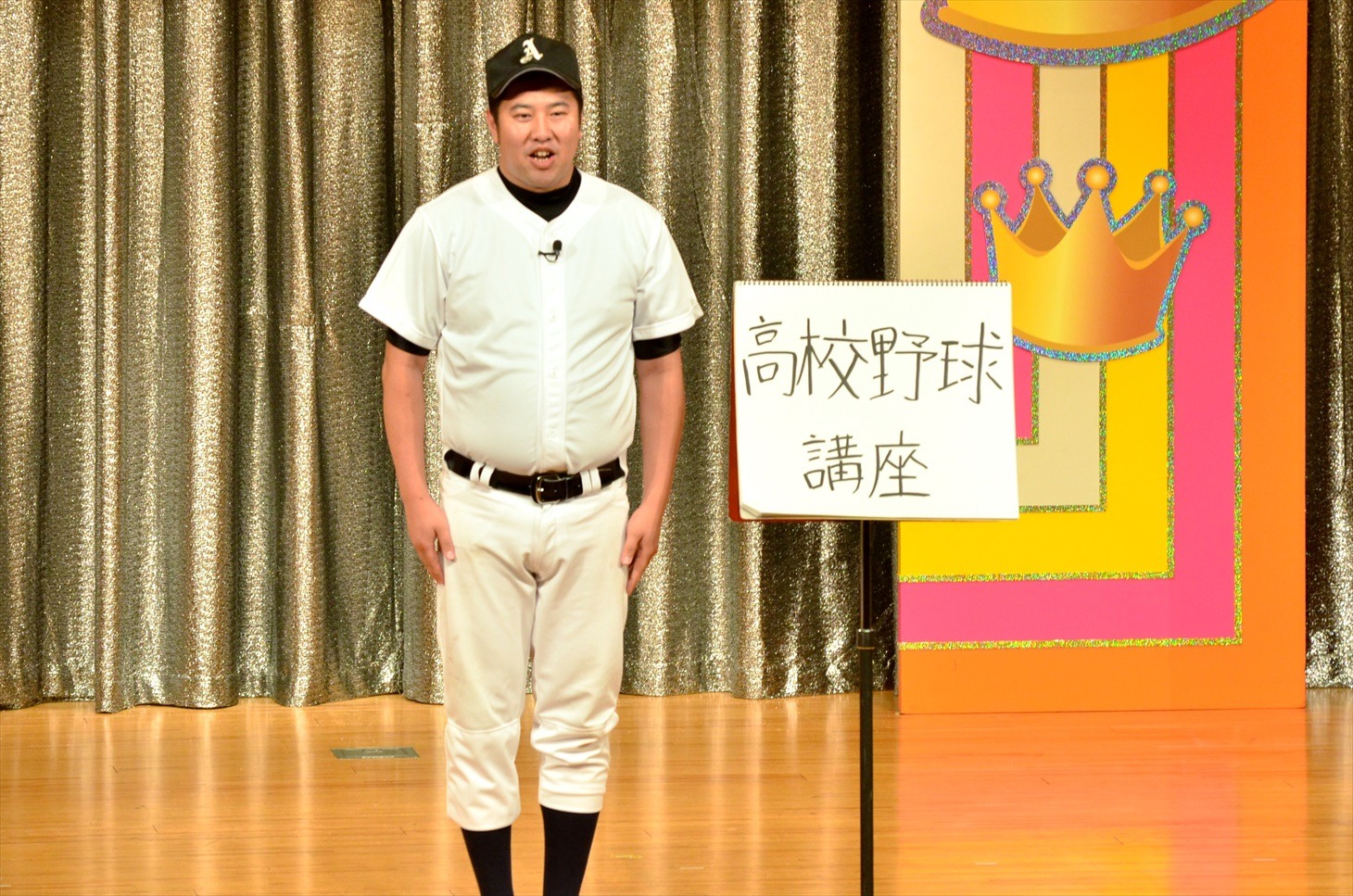 決勝でネタを披露する、とにかく明るい安村。