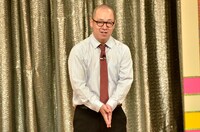 ゲストとしてネタを披露する、前回「ハーベスト大賞」優勝者のルシファー吉岡。