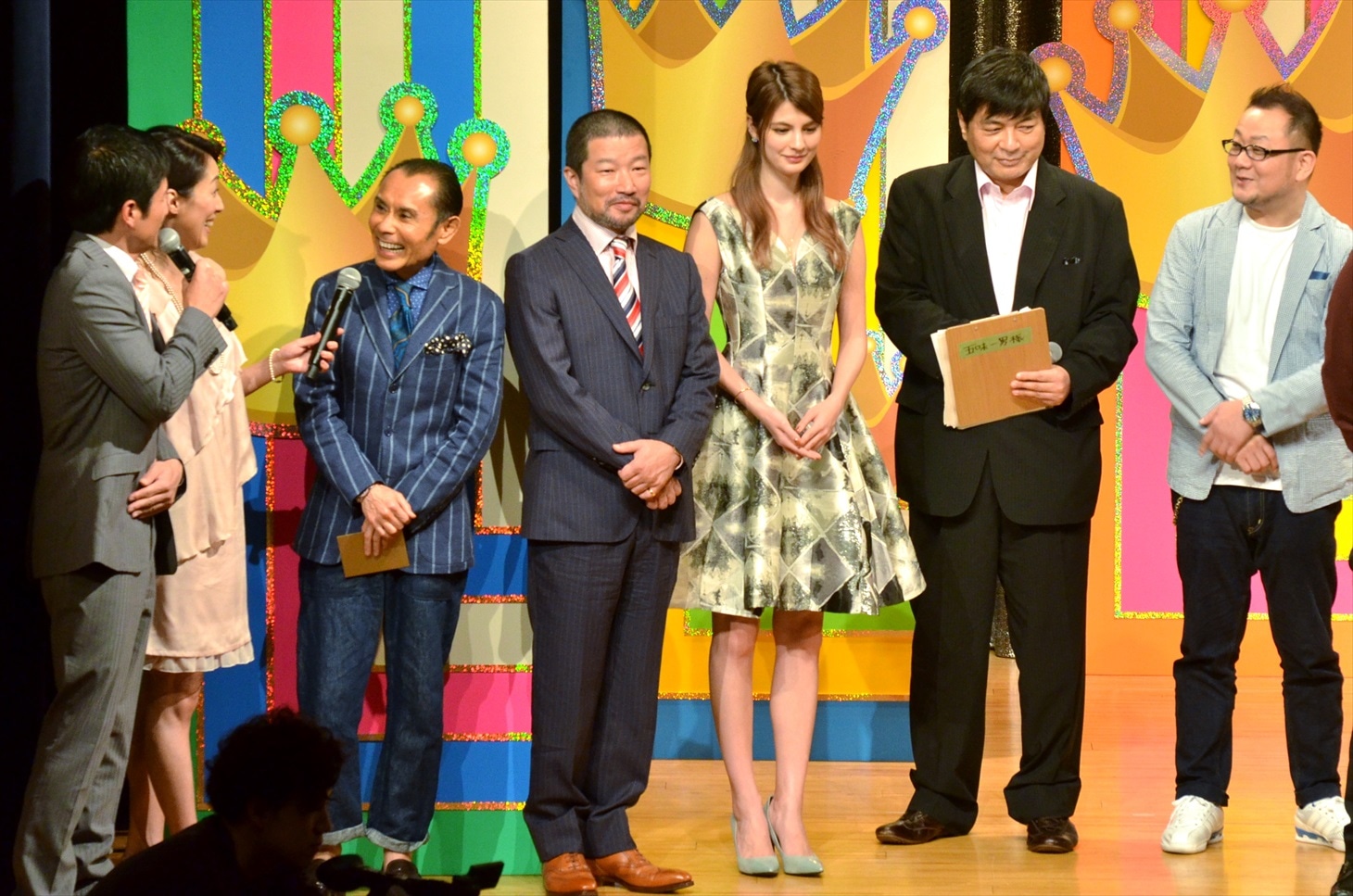（左から）司会の徳光正行と末広響子、審査委員長の片岡鶴太郎、審査員の木村祐一、マギー、五味一男、元祖爆笑王。