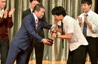 木村祐一に優勝トロフィーを手渡されるギフト☆矢野（手前右）。