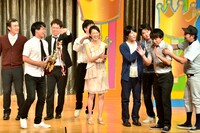 ギフト☆矢野の優勝に興奮するトップリード新妻（右から2人目）。