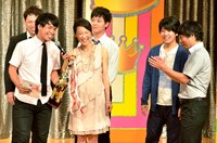 ギフト☆矢野の優勝を祝福するトップリード新妻（右端）。