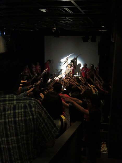 アーチをくぐって退場するユースケ(ヒカリゴケ片山)。