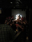 アーチをくぐって退場するユースケ(ヒカリゴケ片山)。