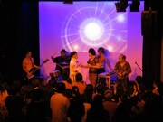 握手を交わすタカマサ(いち・もく・さん・くぼた)とユースケ(ヒカリゴケ片山)。