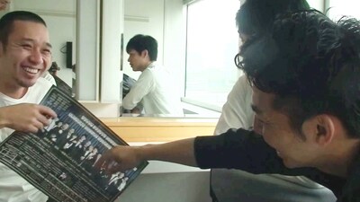 千鳥・大悟（左）にフライヤーの決め顔をイジられるピース綾部（右）。