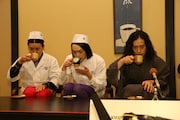 新商品のコーヒー「煎」を試飲するピスタチオとピース又吉(左から)。(c)吉本興業