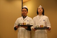 新商品のコーヒー「煎」を運んできたピスタチオ。(c)吉本興業