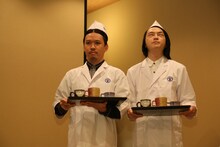 新商品のコーヒー「煎」を運んできたピスタチオ。(c)吉本興業