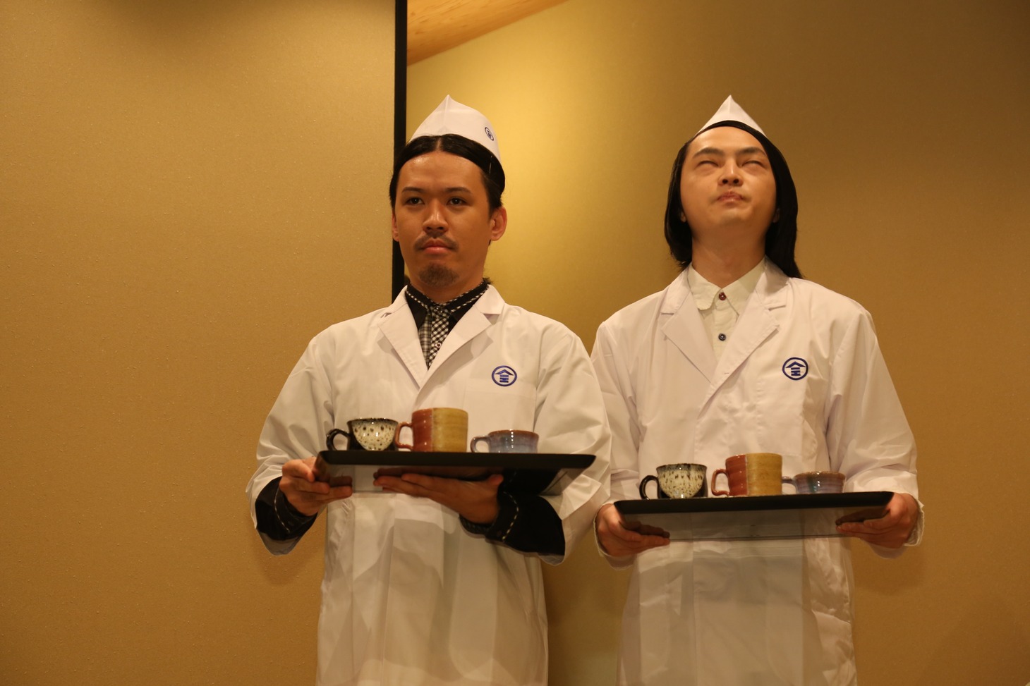 新商品のコーヒー「煎」を運んできたピスタチオ。(c)吉本興業