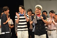 新グッズのマフラータオルをお披露目するクマムシ。