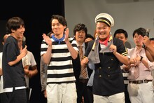 新グッズのマフラータオルをお披露目するクマムシ。