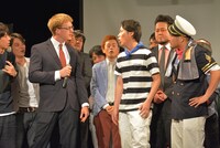 クマムシに「最近、歌ってばかりじゃないか！」と詰め寄る厚切りジェイソン（左）。