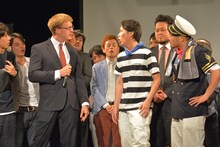 クマムシに「最近、歌ってばかりじゃないか！」と詰め寄る厚切りジェイソン（左）。