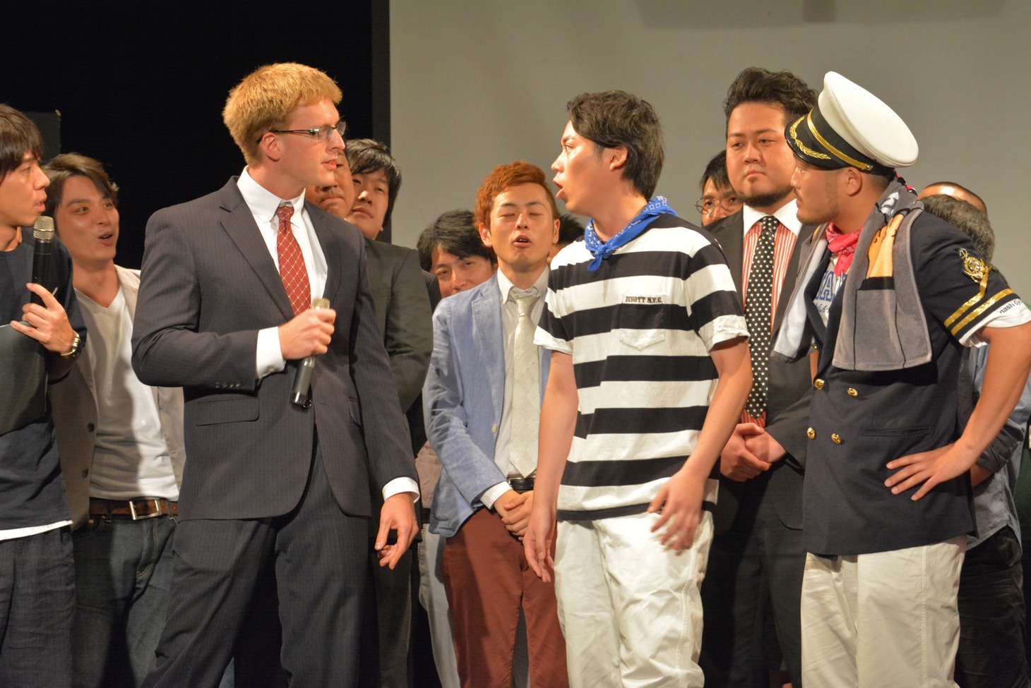 クマムシに「最近、歌ってばかりじゃないか！」と詰め寄る厚切りジェイソン（左）。