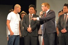 あばれる君（左）に「奥さんとテレビ出すぎだろ！」とツッコむ厚切りジェイソン（右）。