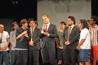 CEOとして貫禄たっぷりに登壇した厚切りジェイソン（中央）。