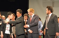 CEOの厚切りジェイソンに反抗的に詰め寄るハライチ岩井（左）。