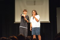 司会を務めるロッチ。