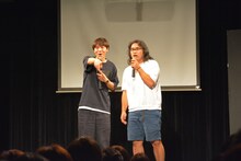 司会を務めるロッチ。