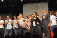 ライブCEOの厚切りジェイソンにつかみかかろうとするハライチ。