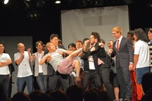 ライブCEOの厚切りジェイソンにつかみかかろうとするハライチ。