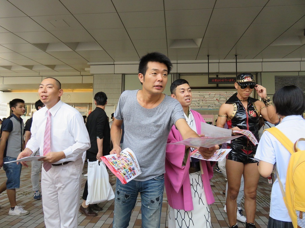 左からレギュラー、天津・木村、レイザーラモンHG。