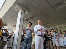 「一発屋総選挙」のチラシを配るレギュラー。